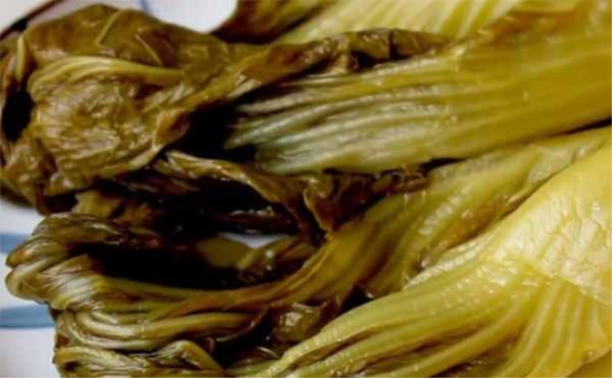 插旗菜業(yè)出口酸菜用食品X光機檢查，卻把腳踩的供給國內(nèi)
